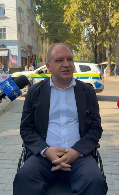 Ion Ceban face spectacol în scaunul cu rotile! Miza este să bage sub preș un scandal imobiliar în care socrul său joacă rolul principal!